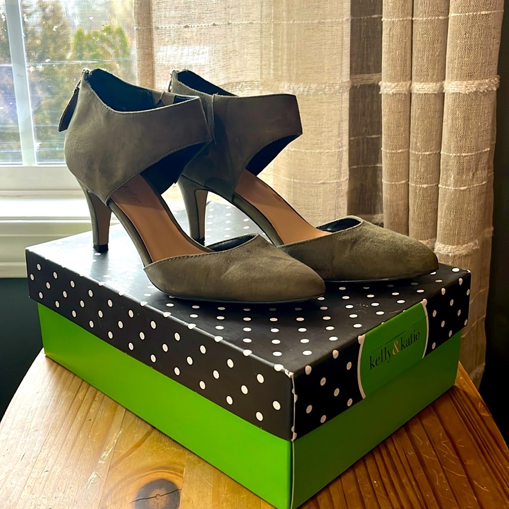 Kelly & Katie women’s 6.5 green suede heels